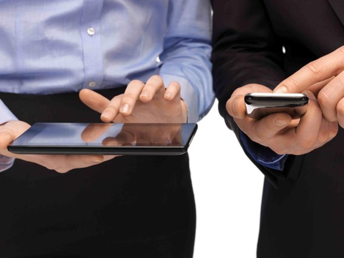 Usuaris utilitzen les aplicacions del seu ’smartphone’ i la seva tauleta. Usuaris utilitzen les aplicacions del seu ’smartphone’ i la seva tauleta.
