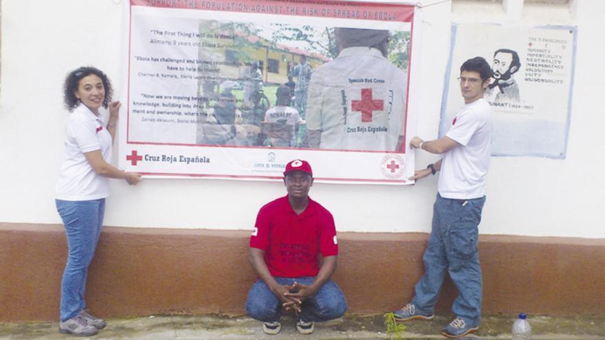 Lucia Benavent, Mohamed Sankoh y Millán Martínez durante uno de los proyectos de Cruz Roja en Sierra Leona.