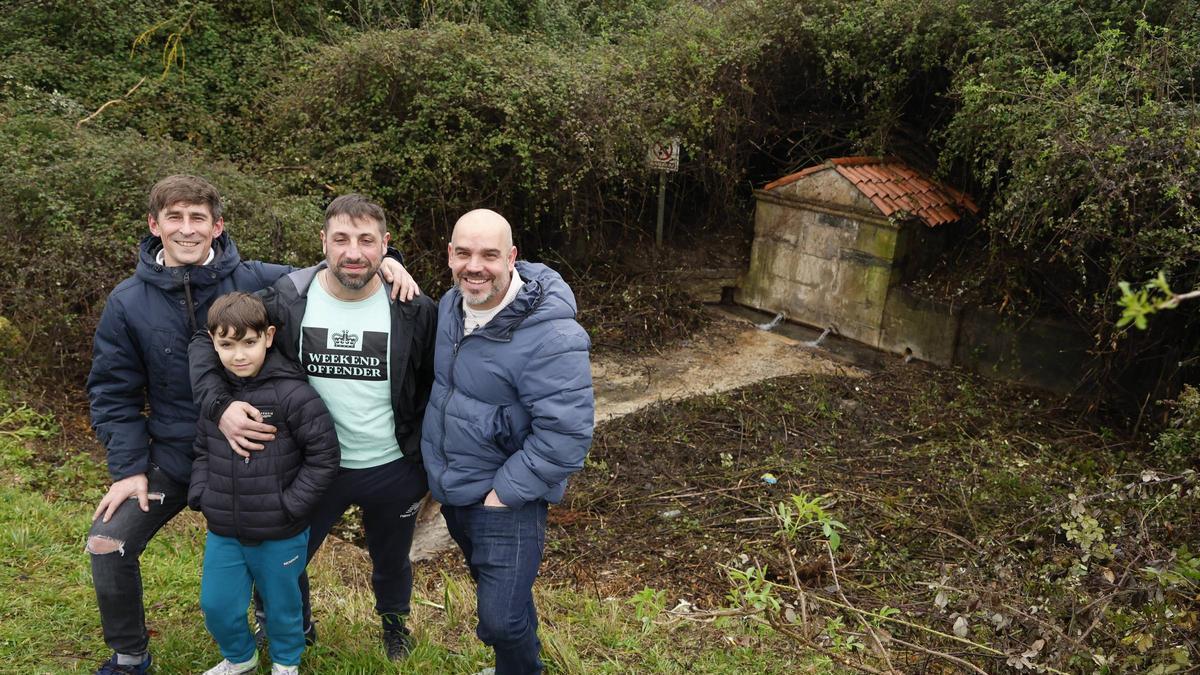 VÍDEO: La histórica fuente de Contrueces, en Gijón, de nuevo a la vista gracias al trabajo e iniciativa de los vecinos