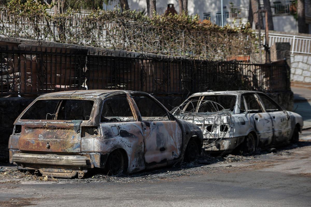Varios coches quemados en Navas del Rey.