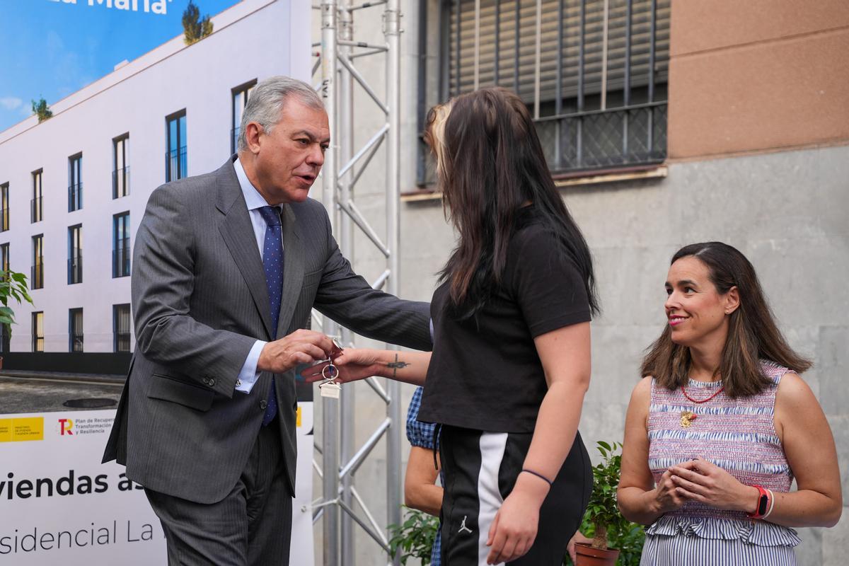 El alcalde de Sevilla, José Luis Sanz, entrega las nuevas 16 VPO del Residencial La María en la Ronda Histórica de Sevilla