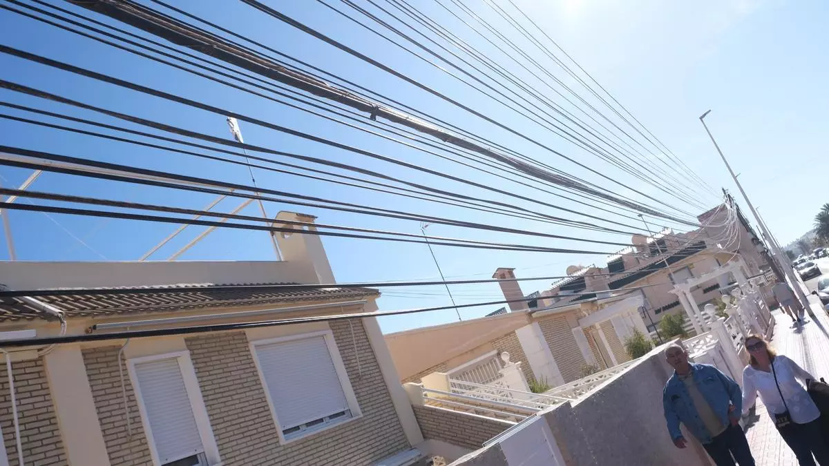 Torrevieja aprueba una ordenanza para atajar el caos en el tendido aéreo de cables rebajada por imposición de las empresas