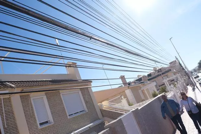Así está el tendido aéreo de telefonía y fibra del principal vial de La Mata en Torrevieja