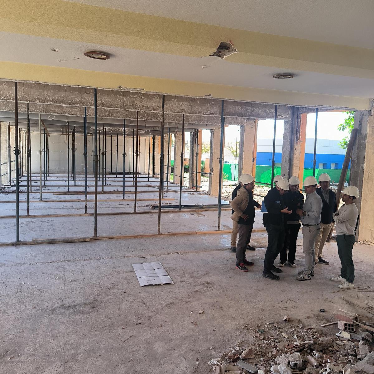 El alcalde de Peñíscola, Andrés Martínez, destaca el avance de las obras del Centro de Estudios, que albergará el Ayuntamiento, un auditorio y nuevos espacios públicos en 2027.