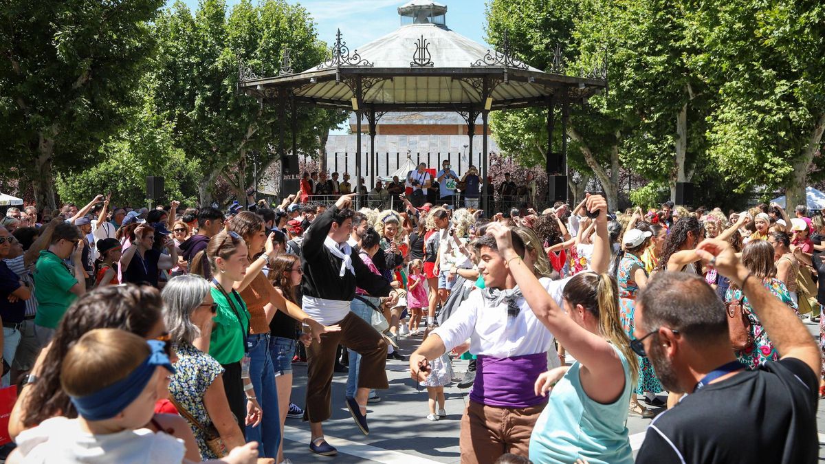 Video | Los grupos del Festival Internacional de Folclore invitan a bailar a Badajoz