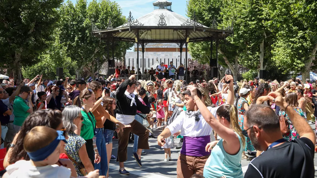 Video | Los grupos del Festival Internacional de Folclore invitan a bailar a Badajoz