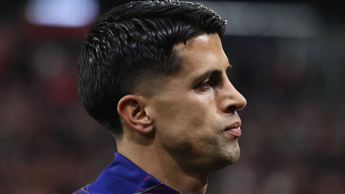 Minicumbre de Joao Cancelo con Hansi Flick en el campo.