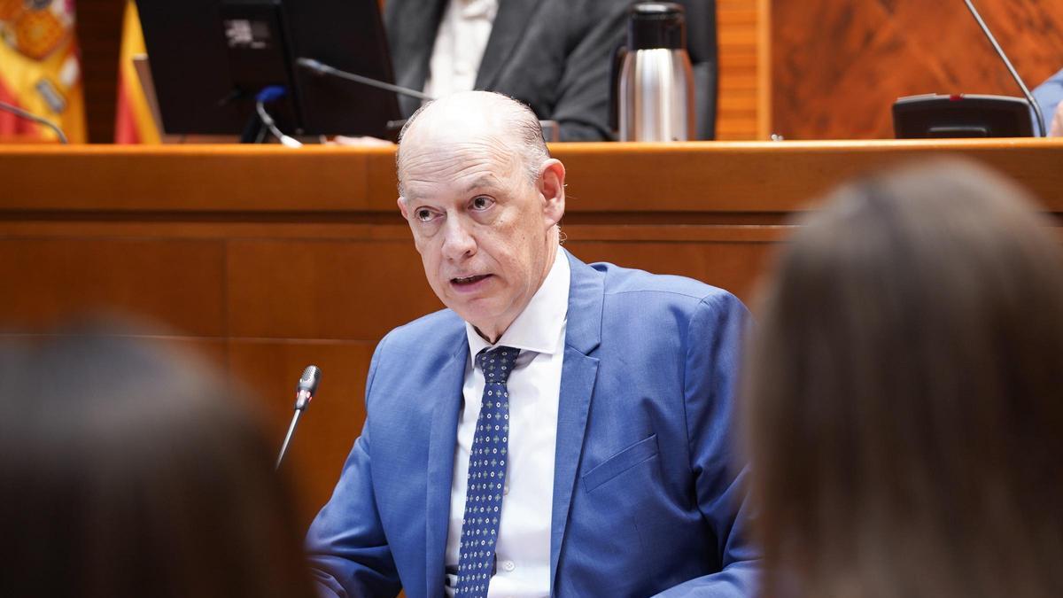 El consejero de Sanidad, Ángel Sanz, este jueves en la comisión de las Cortes de Aragón.