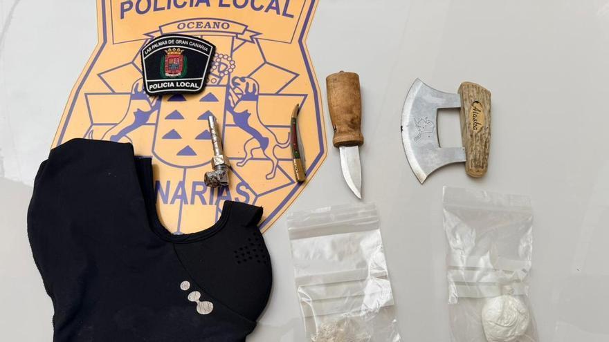 Persecución en Las Palmas de Gran Canaria: Un hombre huye en un patinete armado con un machete y un puñal y portando droga