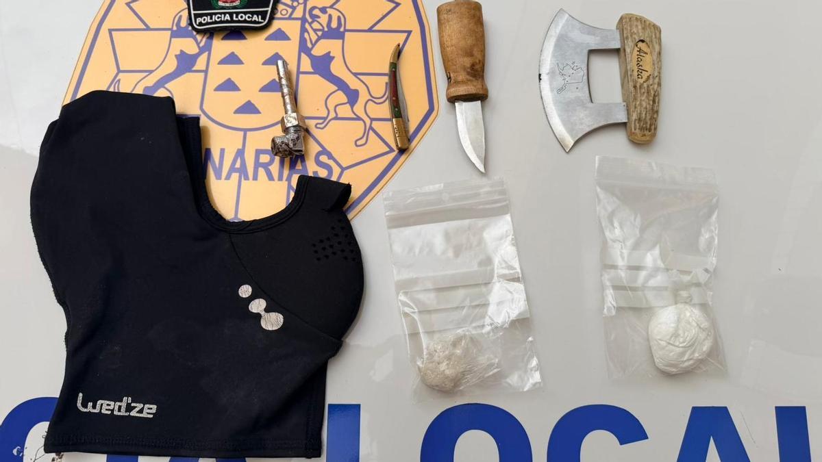 Un hombre huye en un patinete armado con un machete y un puñal y portando droga