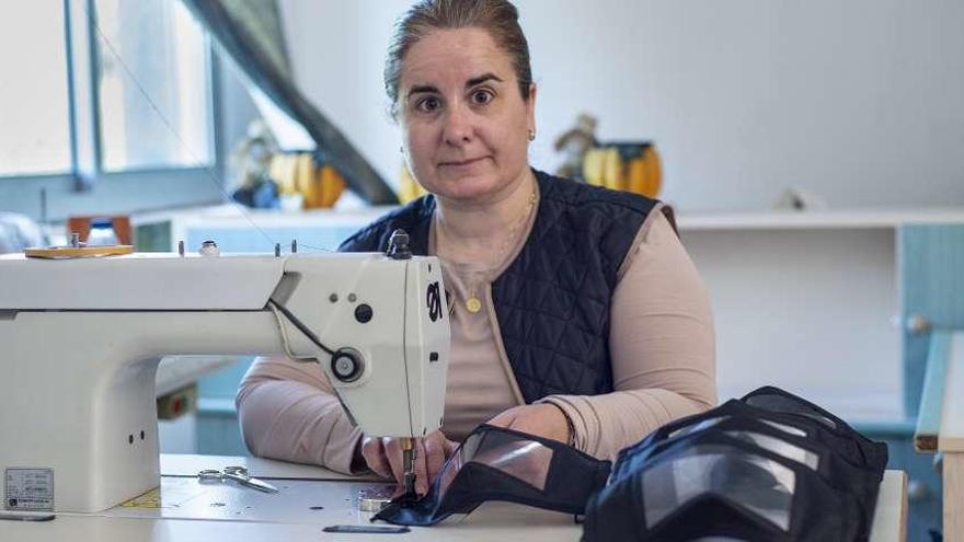 Paz, elaborando mascarillas para sordomudos en su garaje, es una de las costureras solidarias. // C. Peteiro