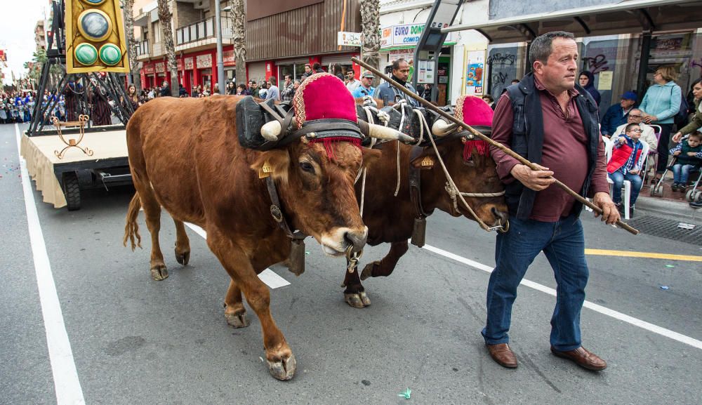 Los bailes y los trajes de los componentes de las comparsas llenaron la calle Alicante y la avenida Ancha de Castelar de colorido y originalidad.