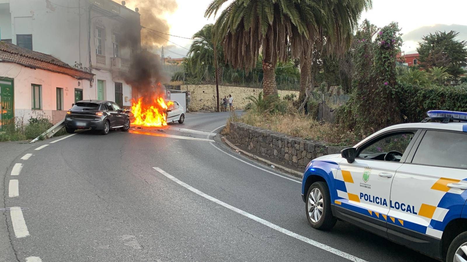 Dos coches chocan y uno se prende fuego en Santa Brígida