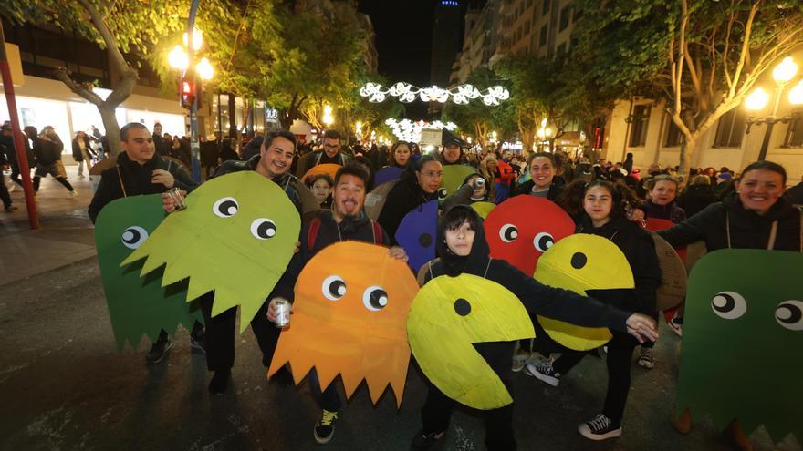 Una multitud de personas disfruta del Carnaval de Alicante en la Rambla