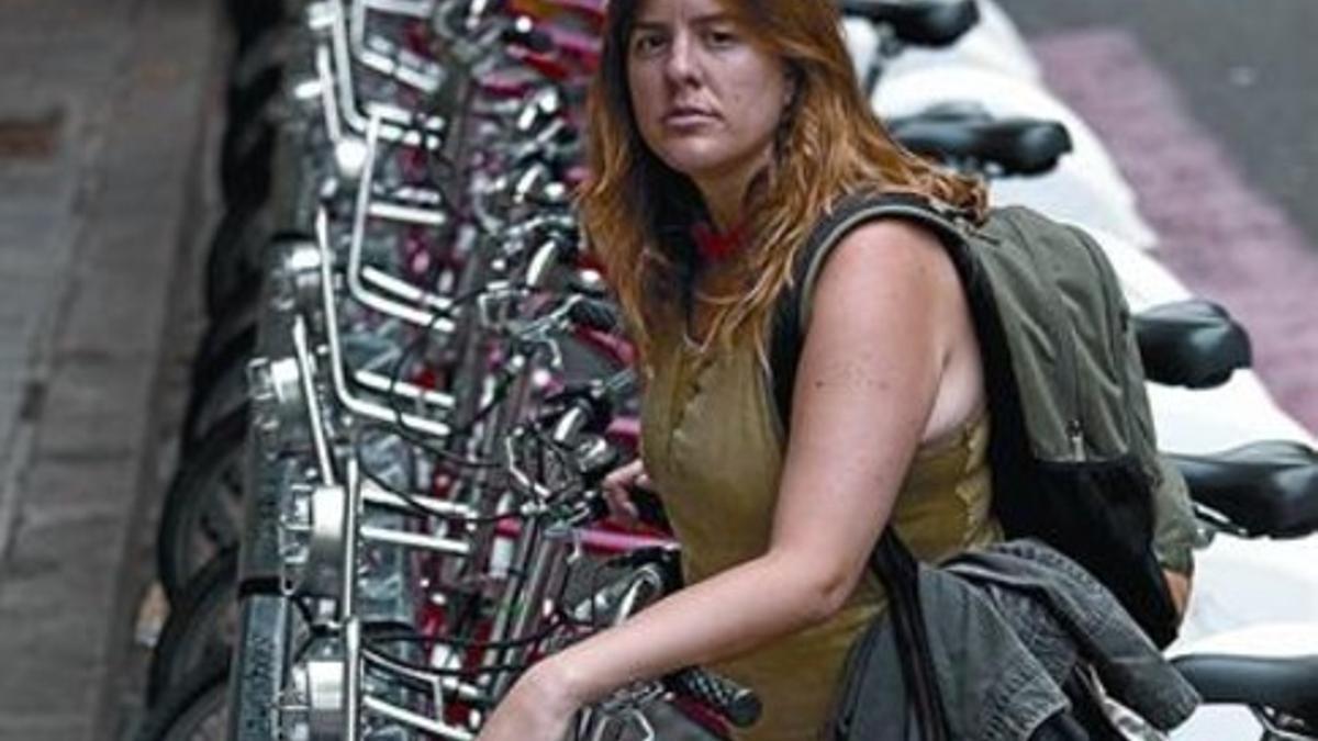 Cristina Cuní, multada por una infracción con el Bicing, ayer.