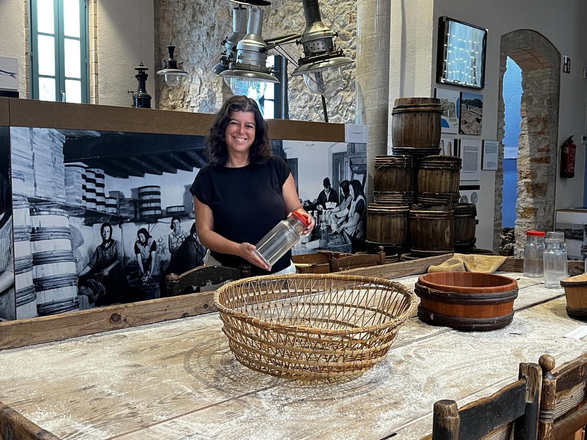 La directora del Museu de l'Escala mostrant objectes de l'exposició permanent del Museu de l'Anxova i de la Sal.