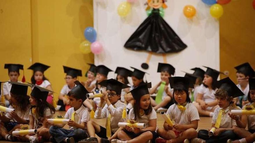 El Xesús Golmar y el Cerdeiriñas ponen el broche al curso con graduación y teatro