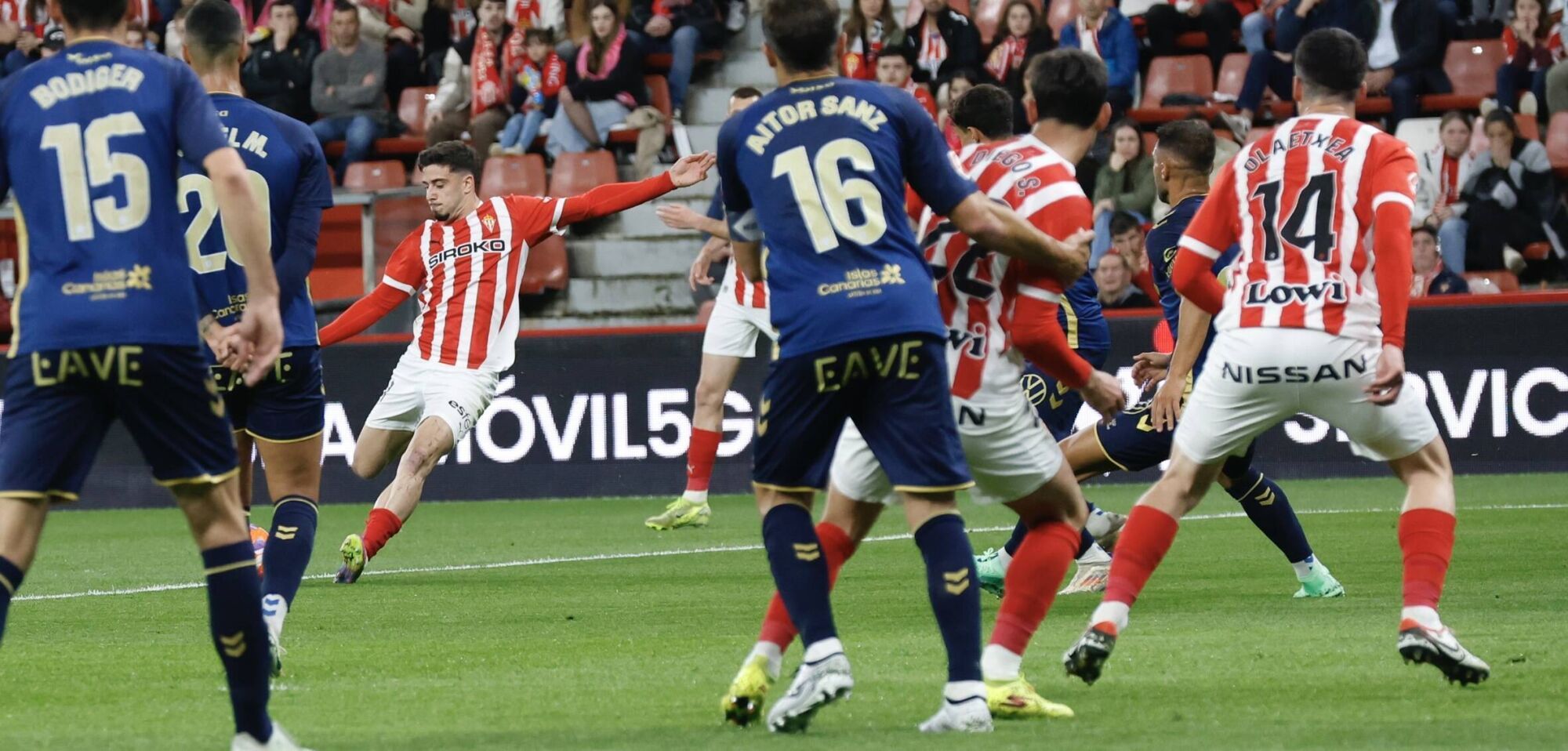 EN IMÁGENES: El Sporting - Tenerife disputado en El Molinón