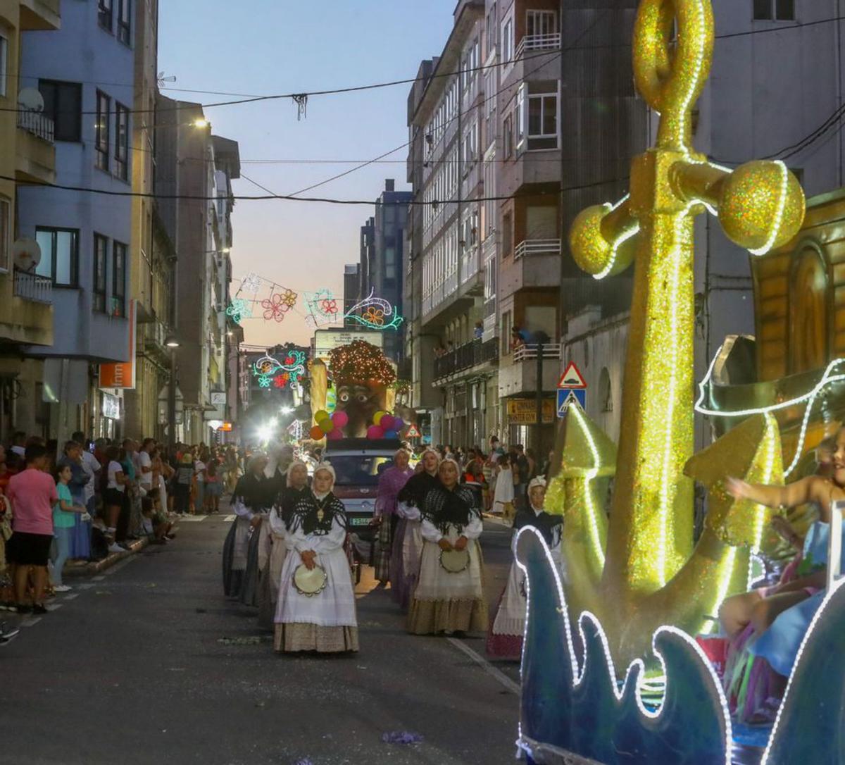 Desfile de carrozas por San Roque en Vilagarcía. | // IÑAKI ABELLA