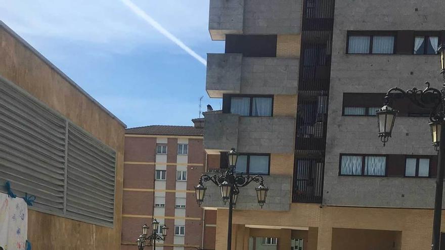 Participantes en uno de los talleres celebrados ayer en la plaza de Juan Pablo II.