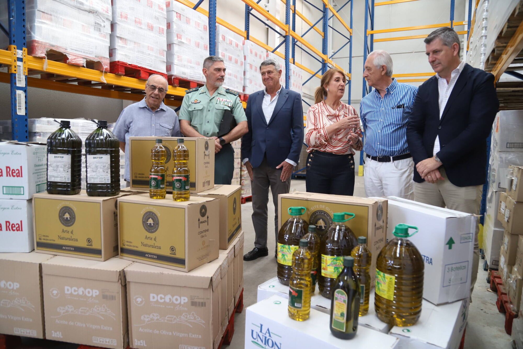Representantes del Banco de Alimentos, la Guardia Civil, Cooperativas Agroalimentarias, Subdelegación del Gobierno y Delegación de Agricultura, frente al aceite donado.
