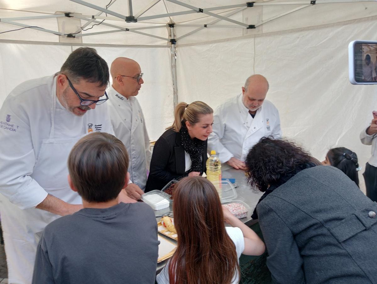 Los artesanos pasteleros de Gandia y la concejala de Comercio de la ciudad, en el taller