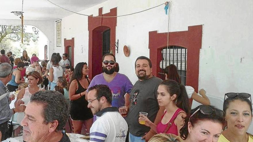 Homenajean a los trabajadores de Aprosuba por su labor diaria en Almendralejo