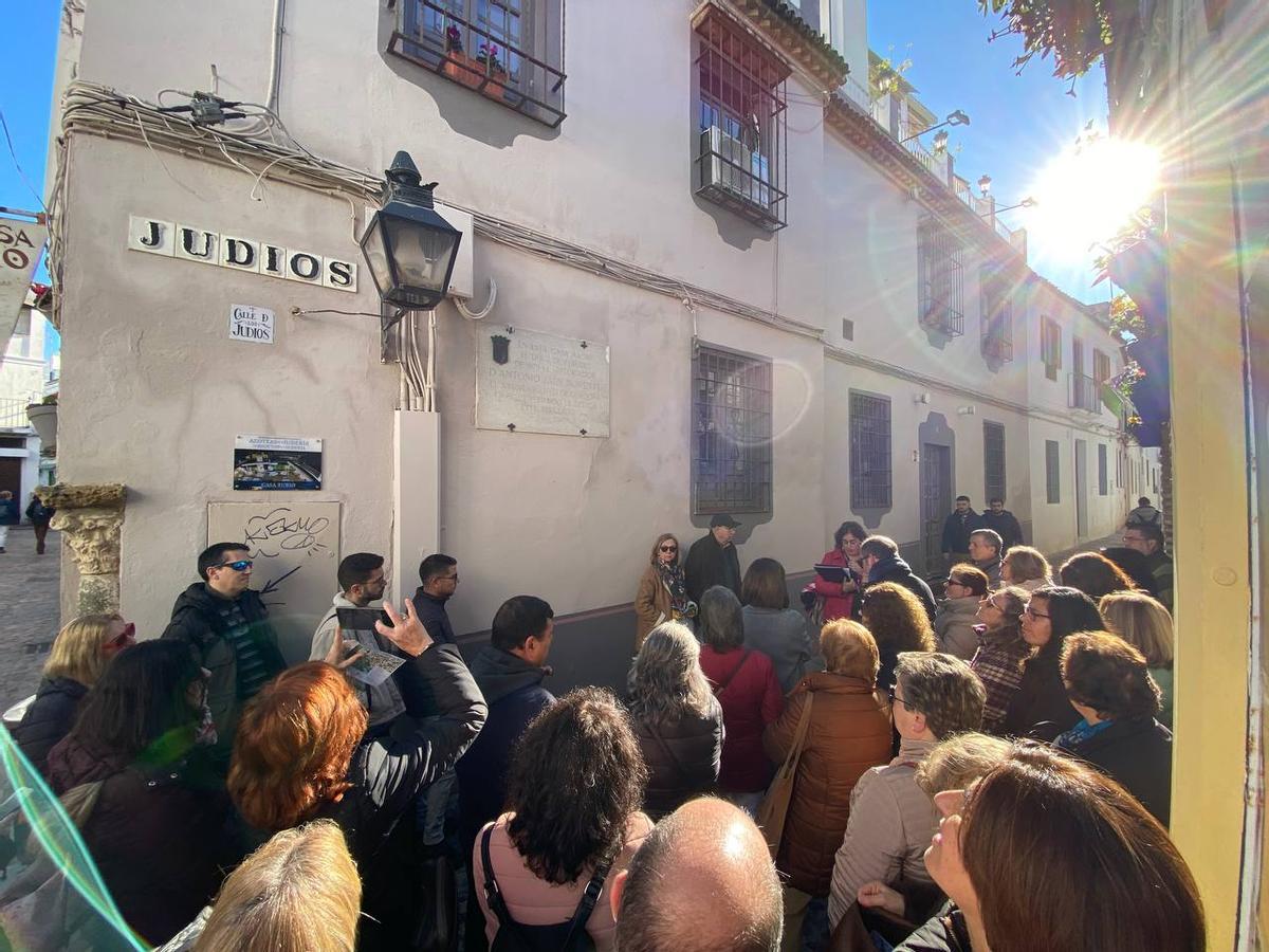 En la calle Judíos, ante la placa de Jaén Morente, decenas de personas.