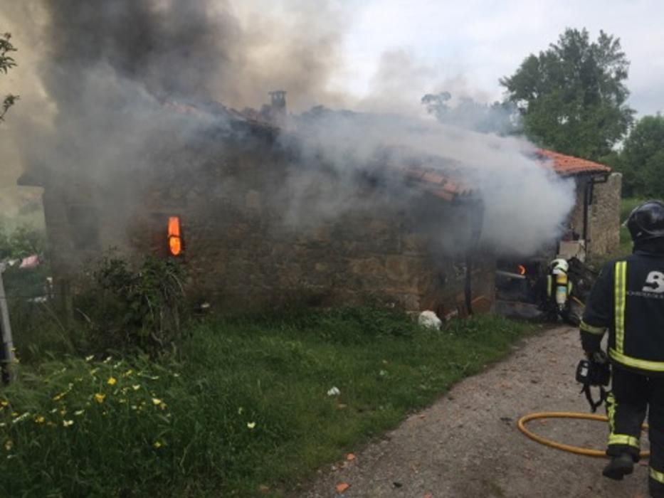 Incendio de una casa en Villaviciosa