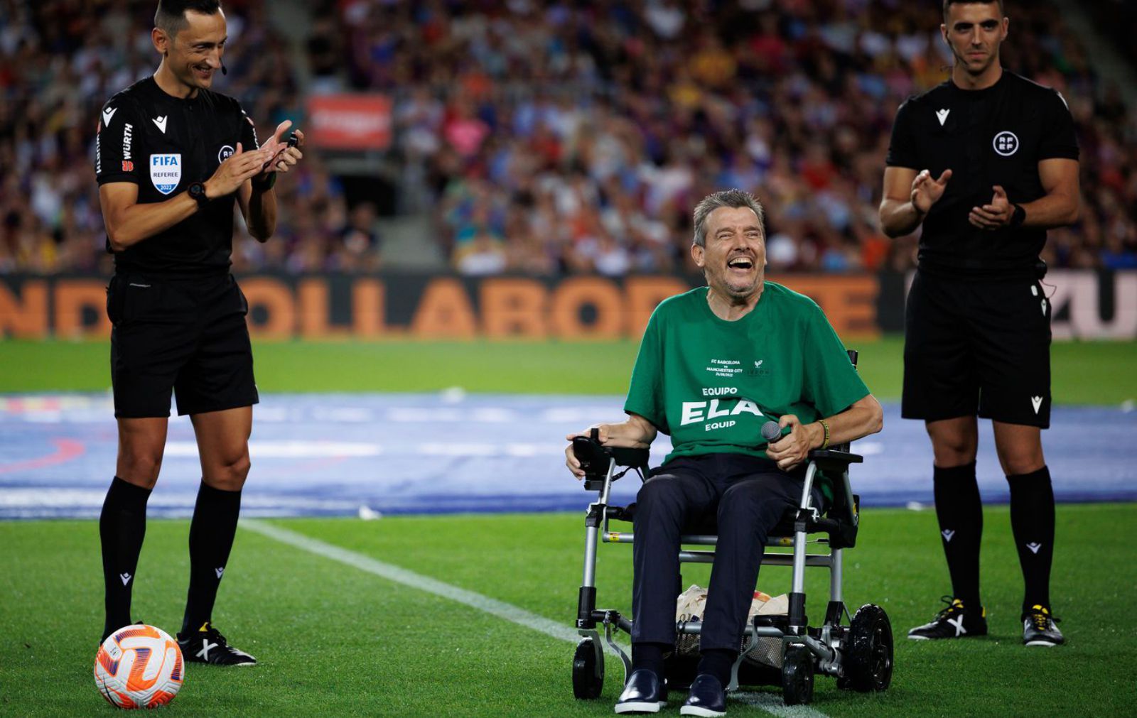 Juan Carlos Unzué somriu en el moment de fer la sacada d’honor. | EUROPA PRESS