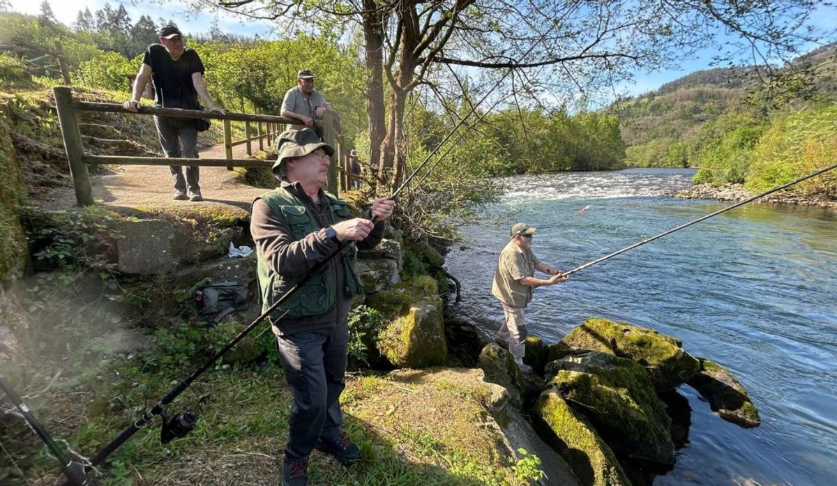 En primer término, Juan Manuel Hernández recoge su caña. A la derecha, pescando, Manuel Fernández. | C. G.