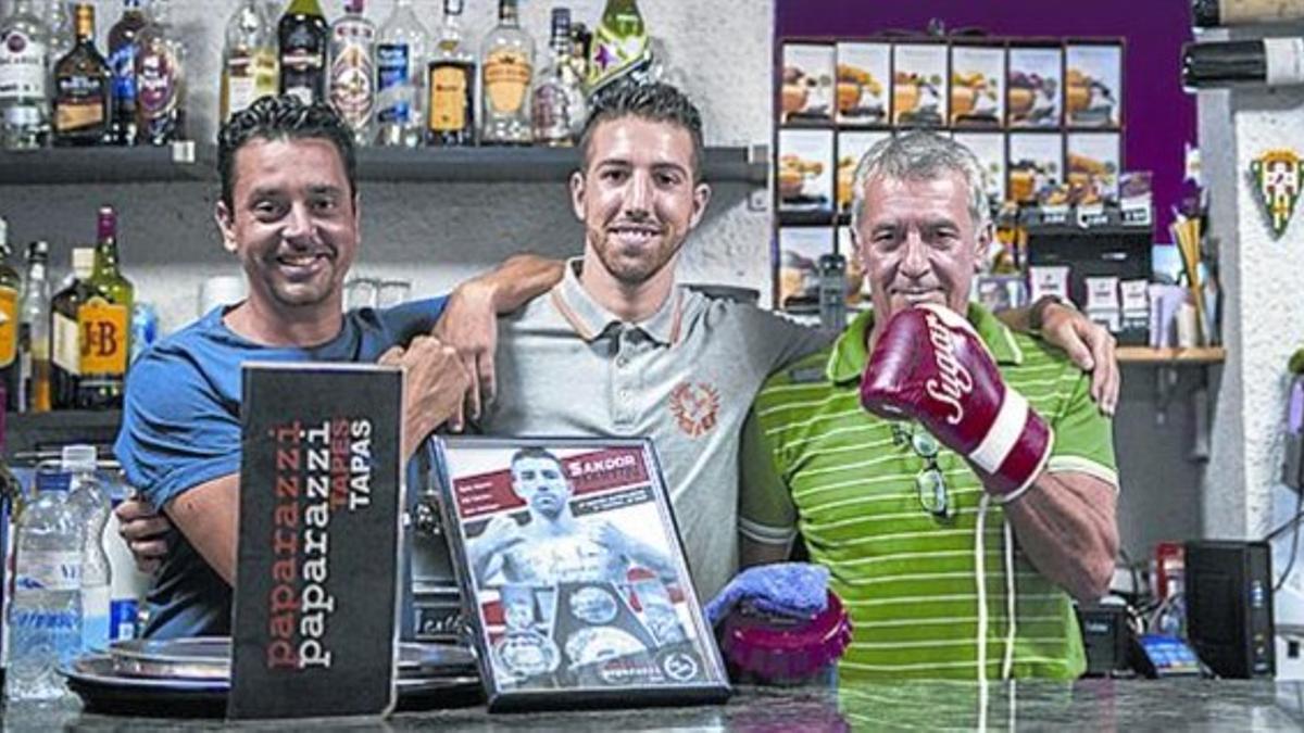 Paparazzi Amigos y patrocinadores del campeón«ESTO ES UN GRAN CENTRO SOCIAL. ADEMÁS DE UNA EXCELENTE COCINA, AQUÍ (VIA JÚLIA, 201) GENTE DE TODO NOU BARRIS VIENE A VER MIS PELEAS»