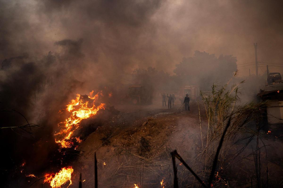 Grecia intensifica su lucha contra el fuego