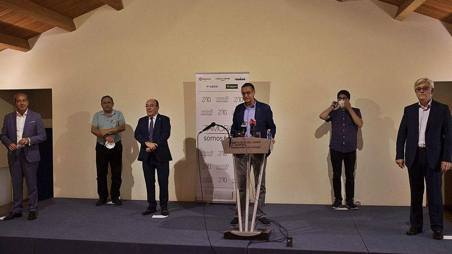 Prieto, en el centro, con la Junta Directiva de Zamora 10.