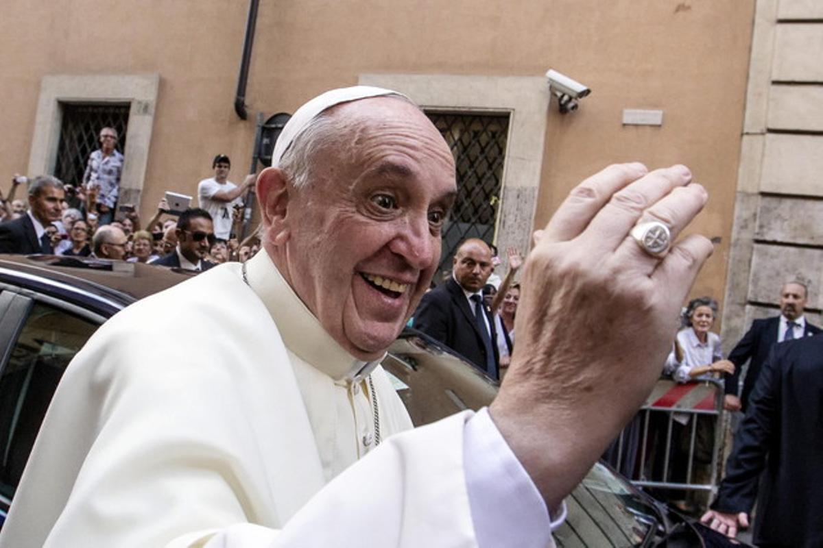 El Papa saluda els fidels a l’església de San Agostino a Roma, el  28 d’agost.