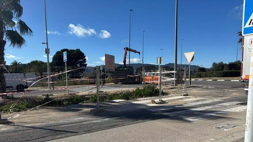 Un empresario de Elda alerta de malos olores por una zanja sin cerrar frente a su negocio