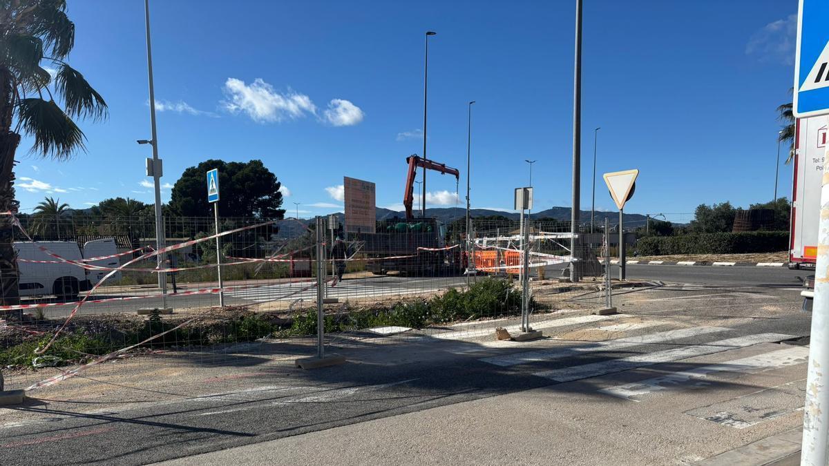 Un empresario de Elda alerta de malos olores por una zanja sin cerrar frente a su negocio