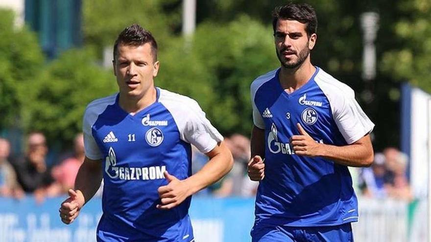 Pablo Insua, a la derecha, junto al ruso Yevhen Konoplyanka, en un entrenamiento esta temporada.