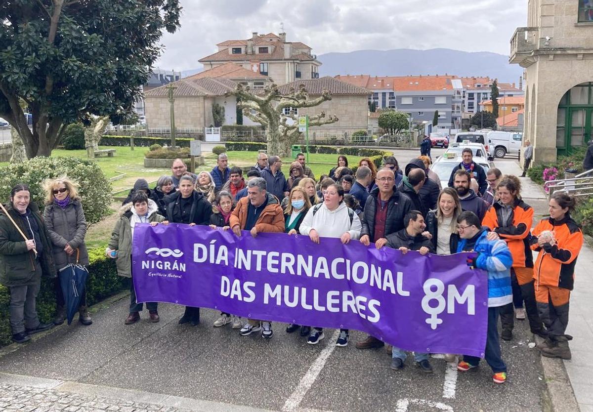 Sobre estas liñas, marcha polo 8-M .Á dereita, Melania Cruz nunha secuencia de Prefiro condenarme.   | // D.P.