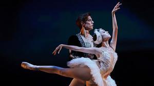 Ada Gonzalez, solista de la Ópera Nacional de Bucarest y Xander Parish, bailarín principal en el ballet Marinski, durante su actuación en el festival Castell de Peralada. 