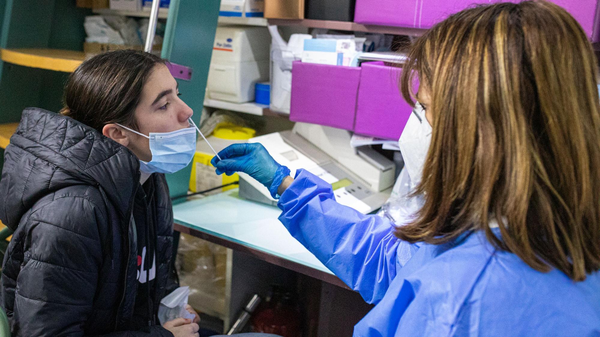 Colas de menores en la Farmàcia Egea Thomas para hacerse test de antígenos. Gloria Goicoechea, de 13 años. un compañero de clase positivo en clase covid-19. Prueba test antigeno realizado por la dueña de la farmacia. FOTO de