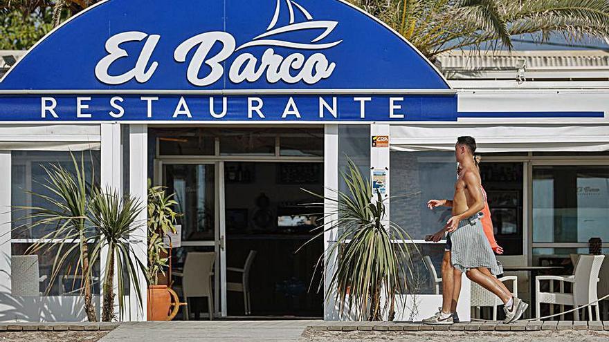 Dos personas pasean frente a El Barco.