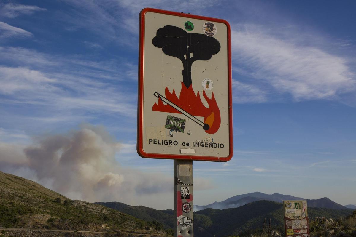 RONDA (MÁLAGA), 08/06/2022.- Sesenta personas han sido desalojadas en Benahavís (Málaga) a consecuencia del incendio forestal declarado en Sierra Bermeja este miércoles, cuya evolución es complicada y las previsiones no son buenas. A raíz de este nuevo incendio, que se ha iniciado en el paraje La Resinera, en el municipio de Pujerra, se ha activado el nivel 1 del plan de emergencias. EFE/Álvaro Cabrera