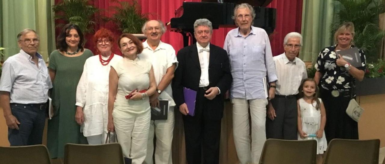 Mariano Guasch, Sira Hernández, Christina Bechtold, Mª José Marcos, Antonio Colinas, Antonio Baciero, Erwin Bechtold, Jaime Ferrer con su nieta Àngels y Sra. Gómez-Pablos el 20 de agosto de 2017, tras el concierto de Baciero en el Centro de Sant Carles. | C. C. SANT CARLES