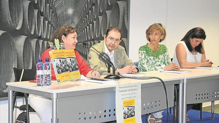 José María Castro recorre la historia de los maestros de escuela en un nuevo libro