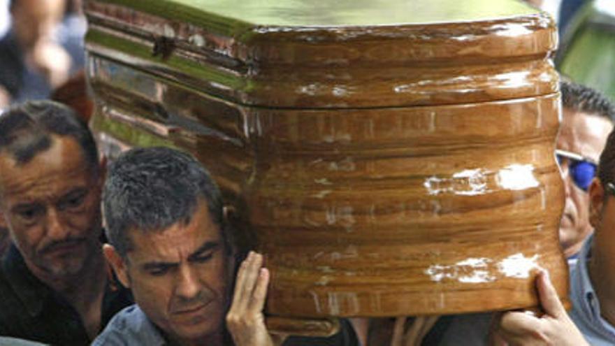 El vicepresidente de la fundación Paideia, Guillermo Vergara (c) porta el féretro con el cuerpo de la empresaria Rosalía Mera