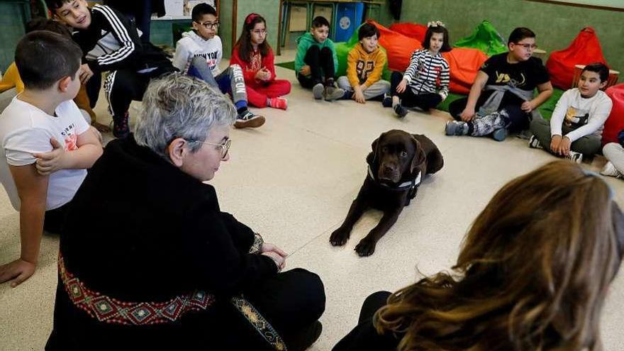 Ana González, rodeada de alumnos del Santa Olaya, con &quot;Tao&quot; en el centro.