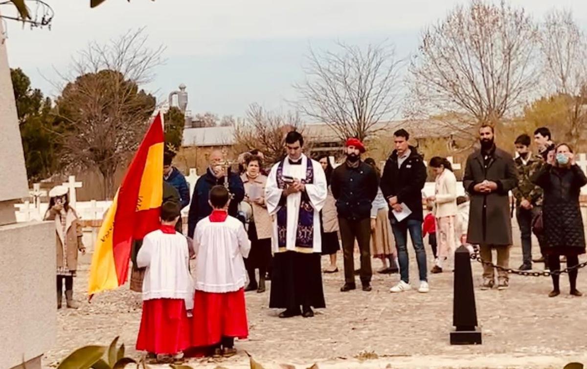 Rezo del Via Crucis por la congregación integrista SSPX en el cementerio de Paracuellos del Jarama, en marzo de 2023.