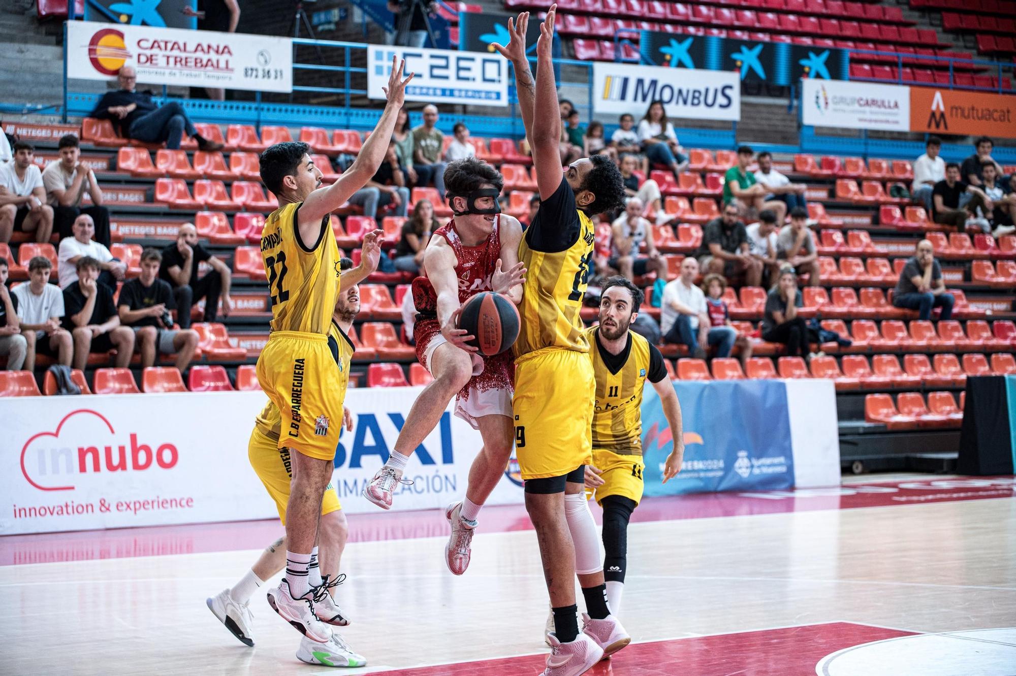 Imatges de la final de la Super Copa masculina entre el Tenea Esparreguera i el Bàsquet Manresa B