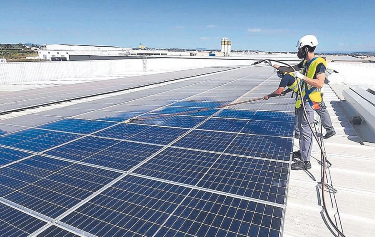 Instalación de paneles solares por parte de Cubierta Solar.